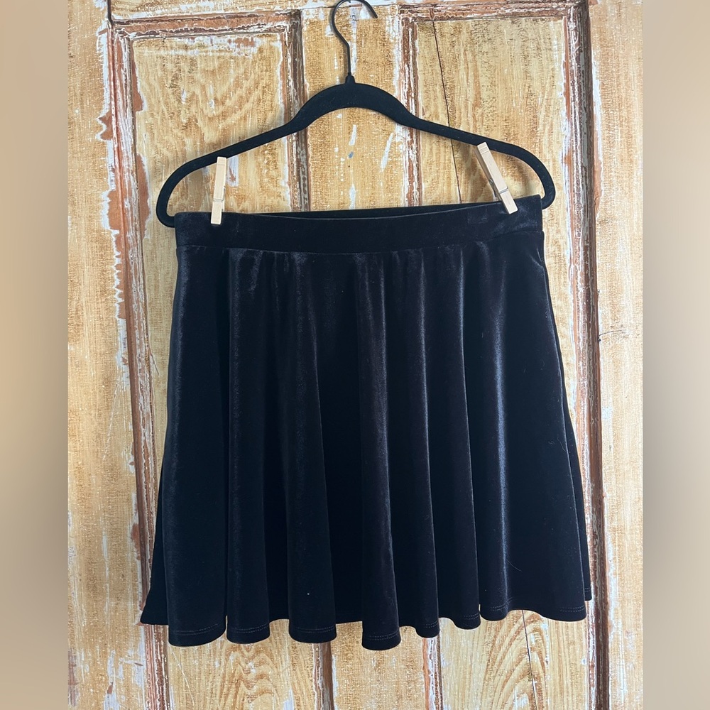 Hot Topic Black Velvet Skirt (juniors) Large